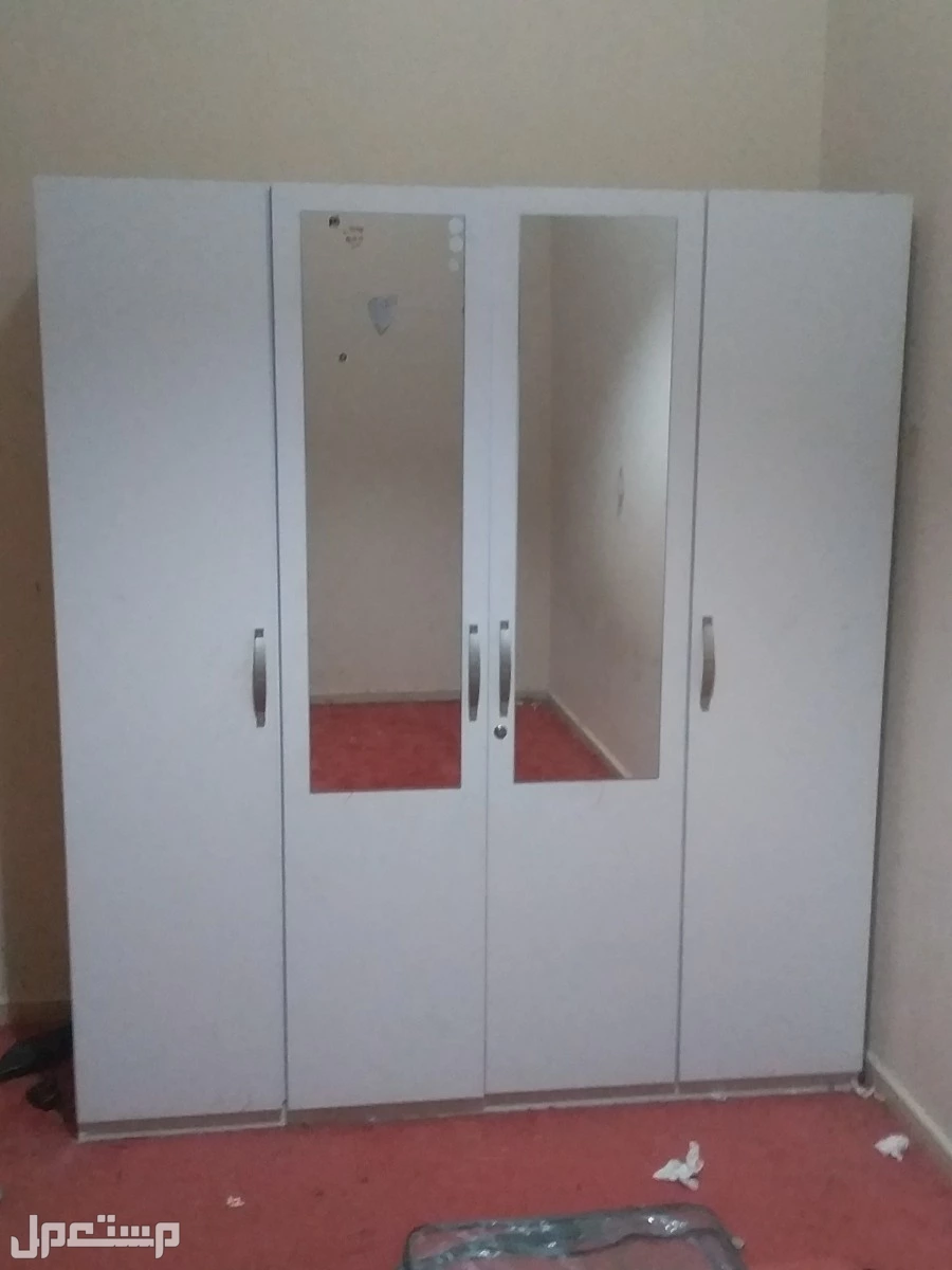 للبيع دولاب وتسريحات اطفال وكومدينا اللون ابيض بحالةجيدة