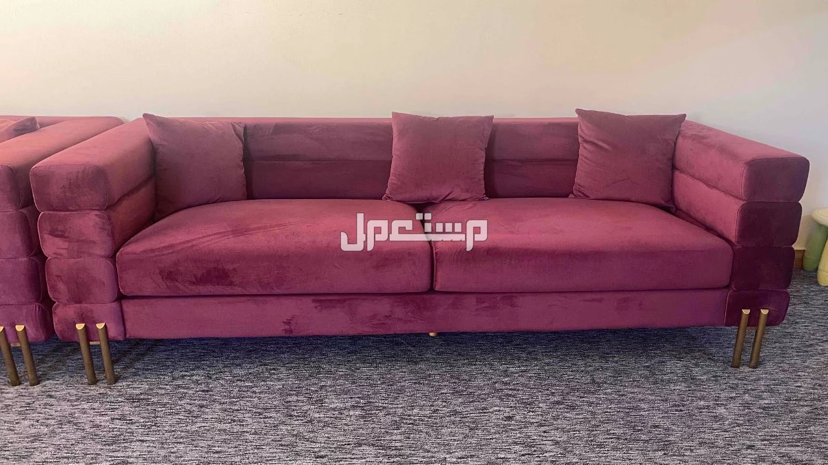 طقم كنب  بطاوله للبيع بسعر 3900 ريال سعودي كنب جميل ومريح في التمسيح واسفنجه قوي سبب البيع قلبنا المجلس لغرفه