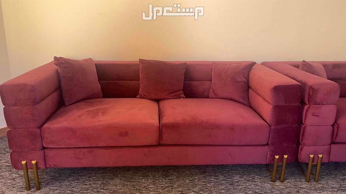 طقم كنب  بطاوله للبيع بسعر 3900 ريال سعودي كنب جميل ومريح في التمسيح واسفنجه قوي سبب البيع قلبنا المجلس لغرفه