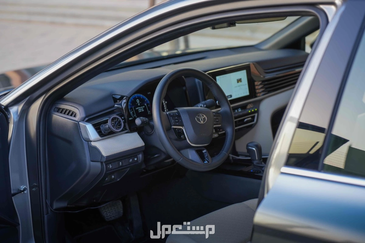 تويوتا كامري نص فل بنزين 2025 في الرياض