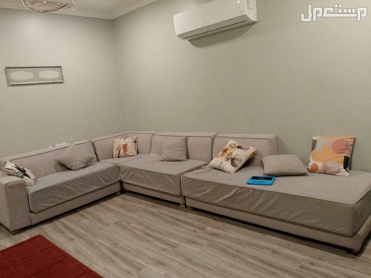 كنب للبيع  في راس التنورة بسعر 600 ريال سعودي فصلت الكنب ب3300 ابغى أبيعه ب600