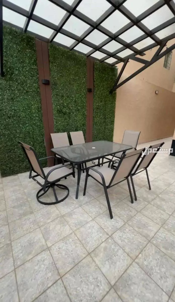 طاوله مع  6 كراسي  اثنين  من الكراسي دواره  والباقي ثابته من ساكو مقاومه للحراره والصدأ في الرياض بسعر ألف ريال سعودي