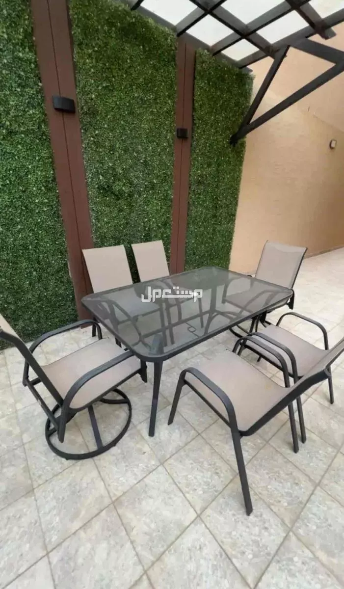 طاوله مع  6 كراسي  اثنين  من الكراسي دواره  والباقي ثابته من ساكو مقاومه للحراره والصدأ في الرياض بسعر ألف ريال سعودي