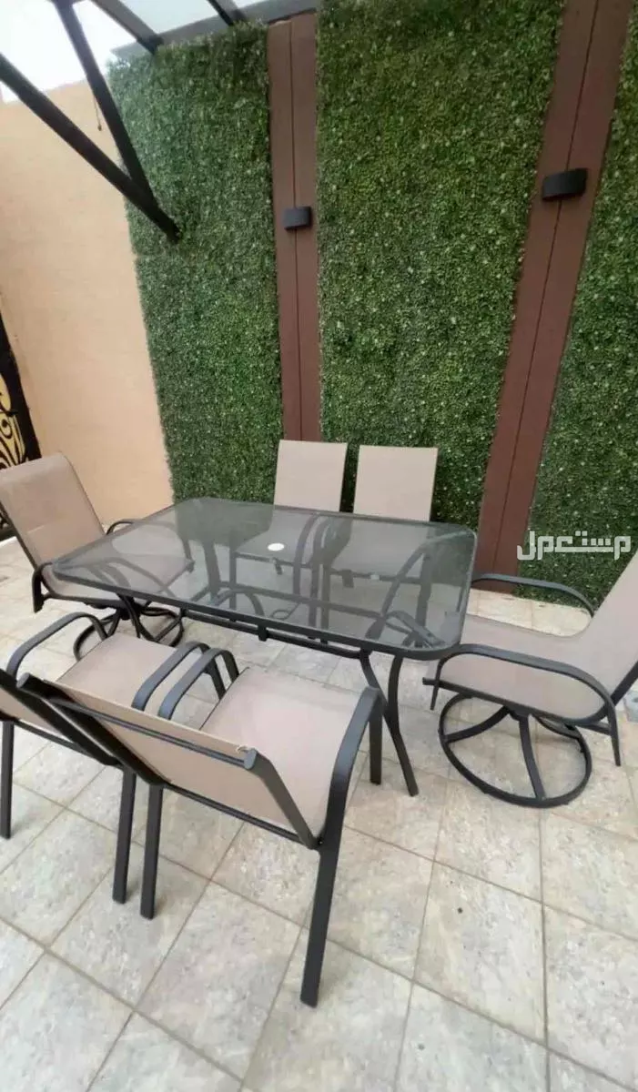 طاوله مع  6 كراسي  اثنين  من الكراسي دواره  والباقي ثابته من ساكو مقاومه للحراره والصدأ في الرياض بسعر ألف ريال سعودي