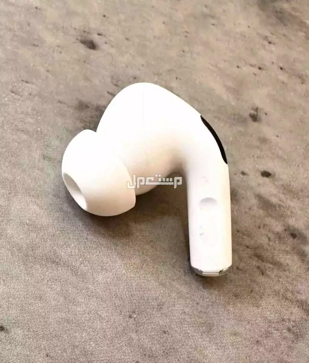 سماعة AirPods Pro ( الجيل الأول)  يسار فقط في تبوك بسعر 250 ريال سعودي