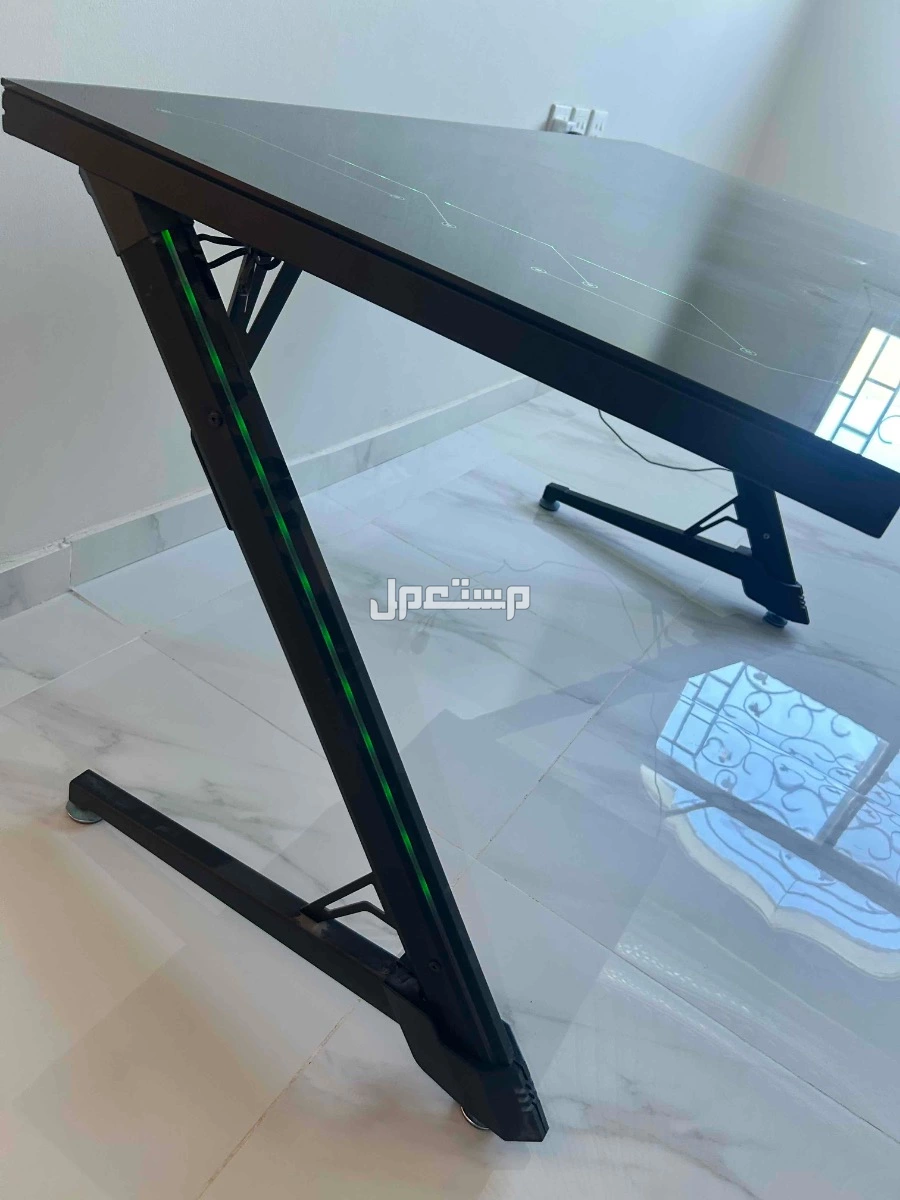 طاولة وكرسي قيمينق قياساتهم موضحه بالصور