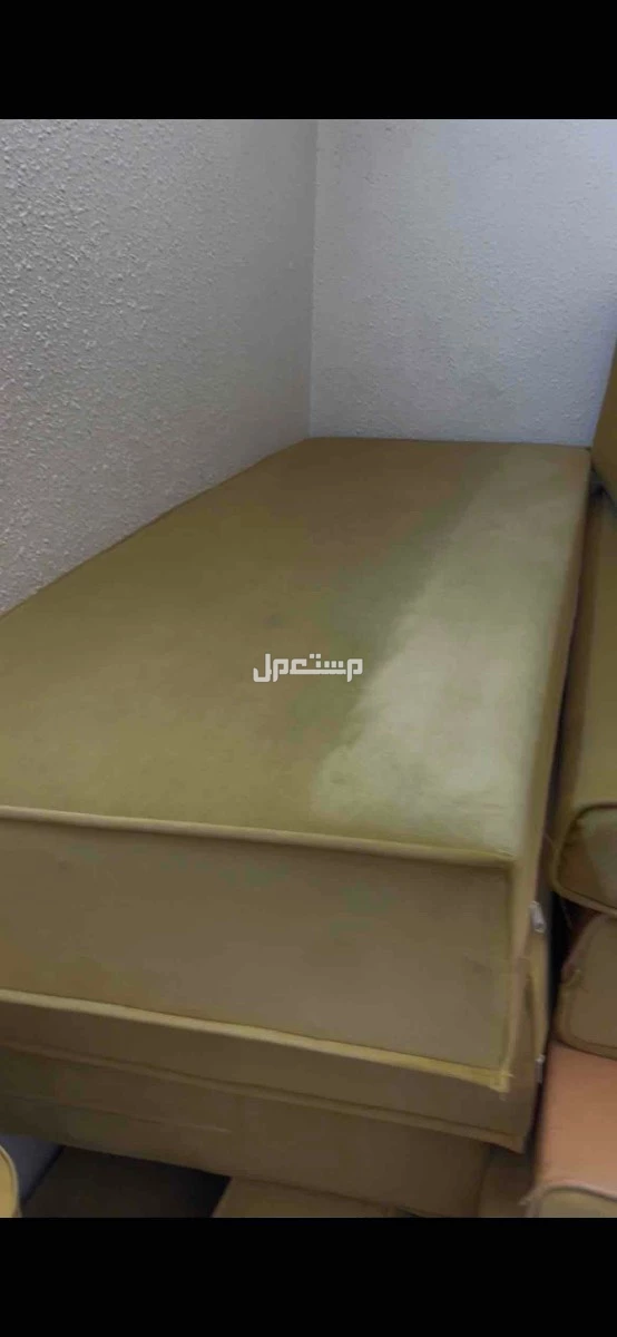 كنب ارضي نضيف 4 في 4  في أبهــــا بسعر 600 ريال سعودي