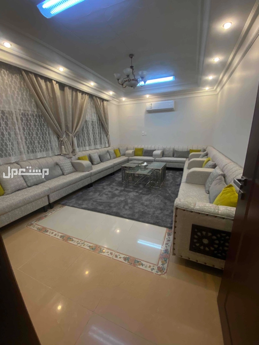 أثاث مجلس  بكامل ملحقاته شبه جديد