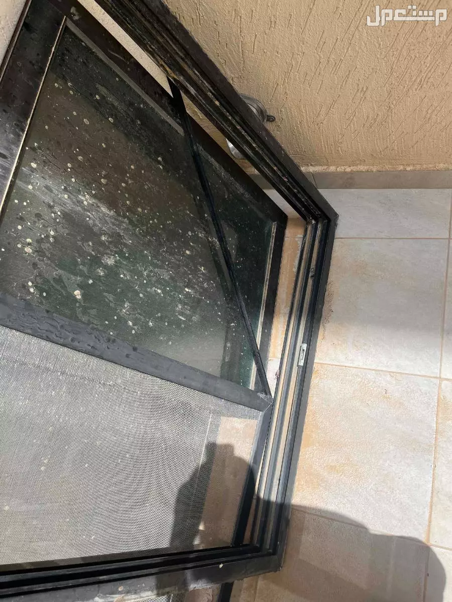 دريشه للبيع في حي المهدية وصل السوم 150 وحدها ب200 كامل محتويتها من شباك واطار والقزاز سليم جدا