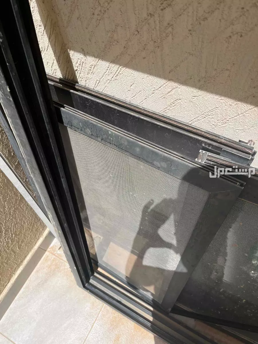 دريشه للبيع في حي المهدية وصل السوم 150 وحدها ب200 كامل محتويتها من شباك واطار والقزاز سليم جدا