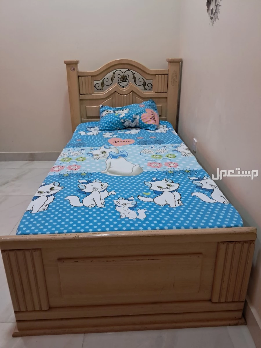 غرفة سرير و ماترس نظيفه جدا و دولاب  في سار بسعر 30 دينار بحريني