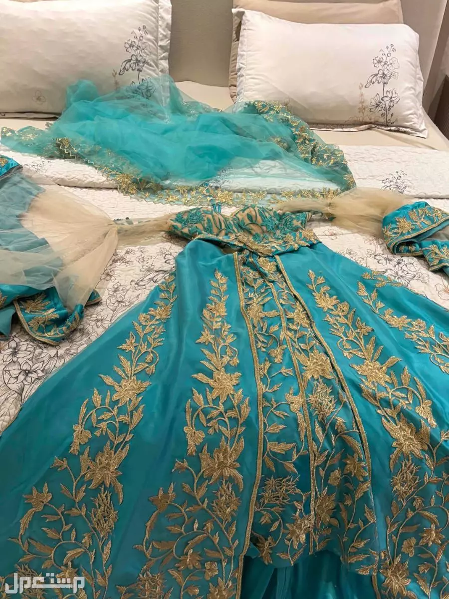 فستان حناء مع طرحة مقاس s/m يحتوي على خيوط من الخلف للتوسيع  في جدة بسعر 700 ريال سعودي