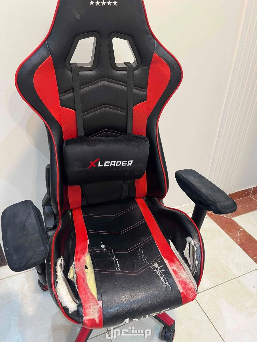 للبيع 2 كرسي قيمنق واحد لون ابيض والثاني لون أحمر
