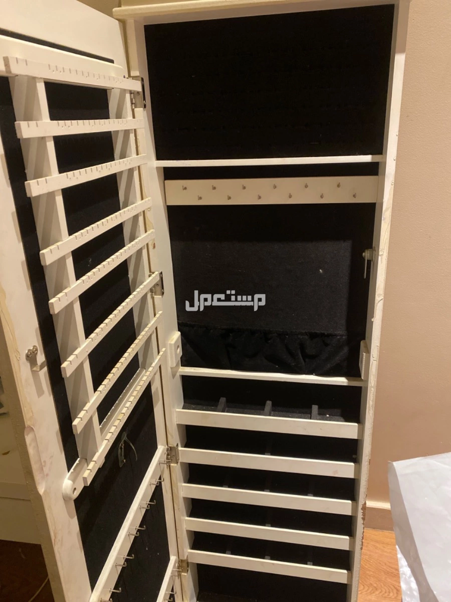 اثاث مستعمل نظيف طاولة وبنفس الوقت بلوتوث سماعه أناره ليد زاويه استاند ملابس دولاب اكسسوارات دولاب ارفف او تلفزيون