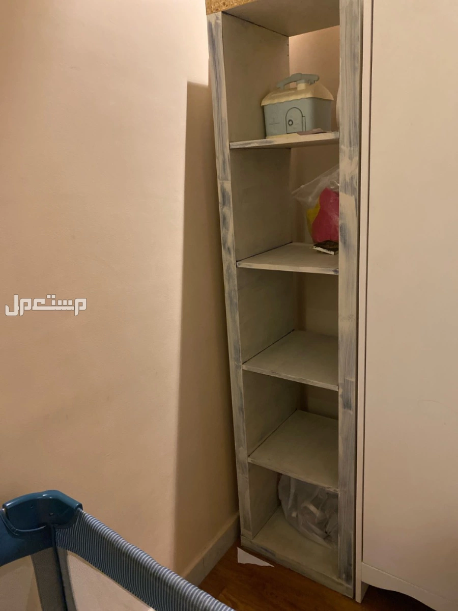 اثاث مستعمل نظيف طاولة وبنفس الوقت بلوتوث سماعه أناره ليد زاويه استاند ملابس دولاب اكسسوارات دولاب ارفف او تلفزيون