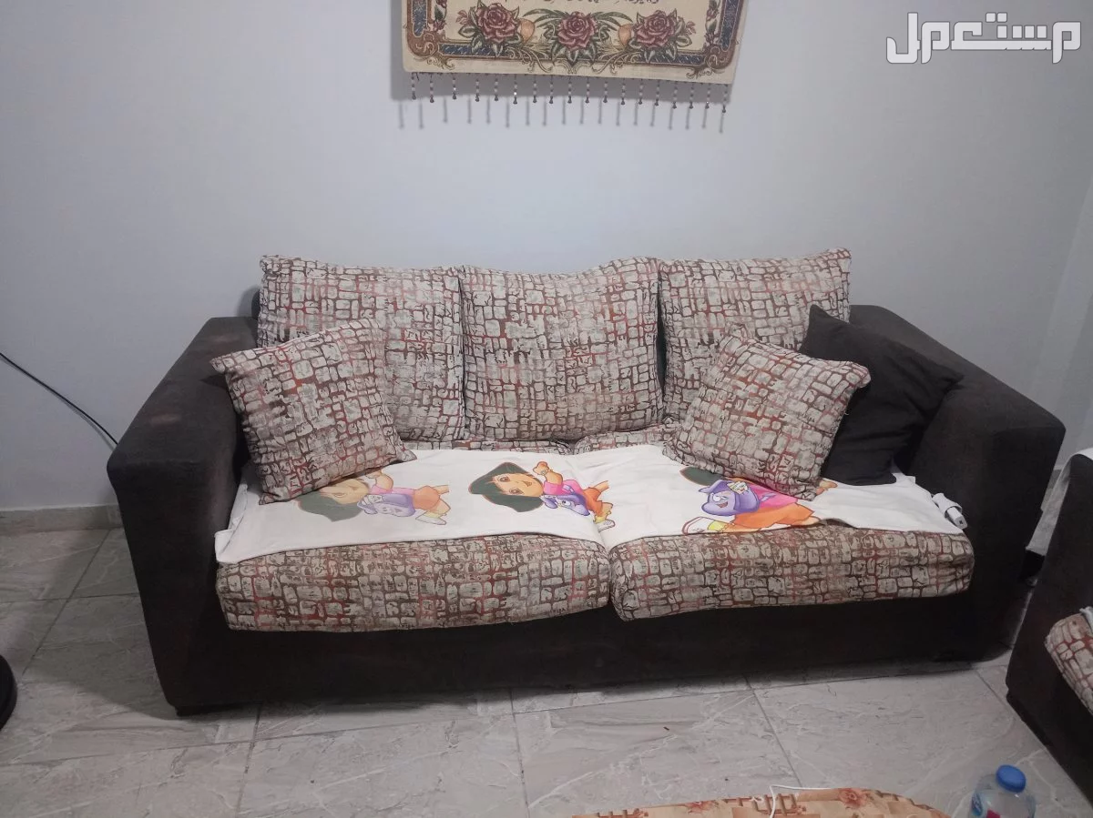 للبيع عفش منزل موجود في حي السالمية المجاورة 50 في قسم أول مدينة عشرة رمضان بسعر 100 جنيه مصري