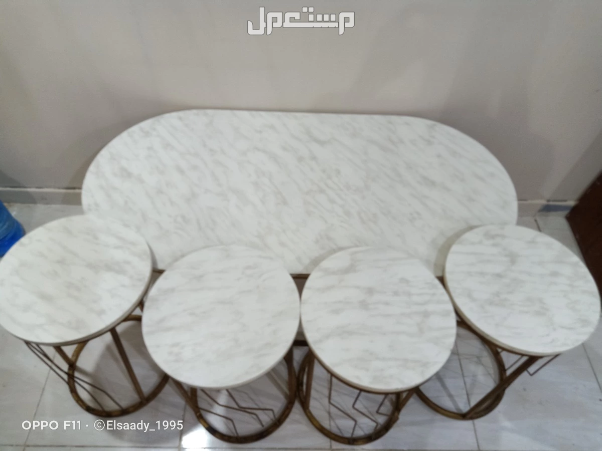 طاولة بيضاوية و 4طاولات خدمة شبه الجديدة بسعر