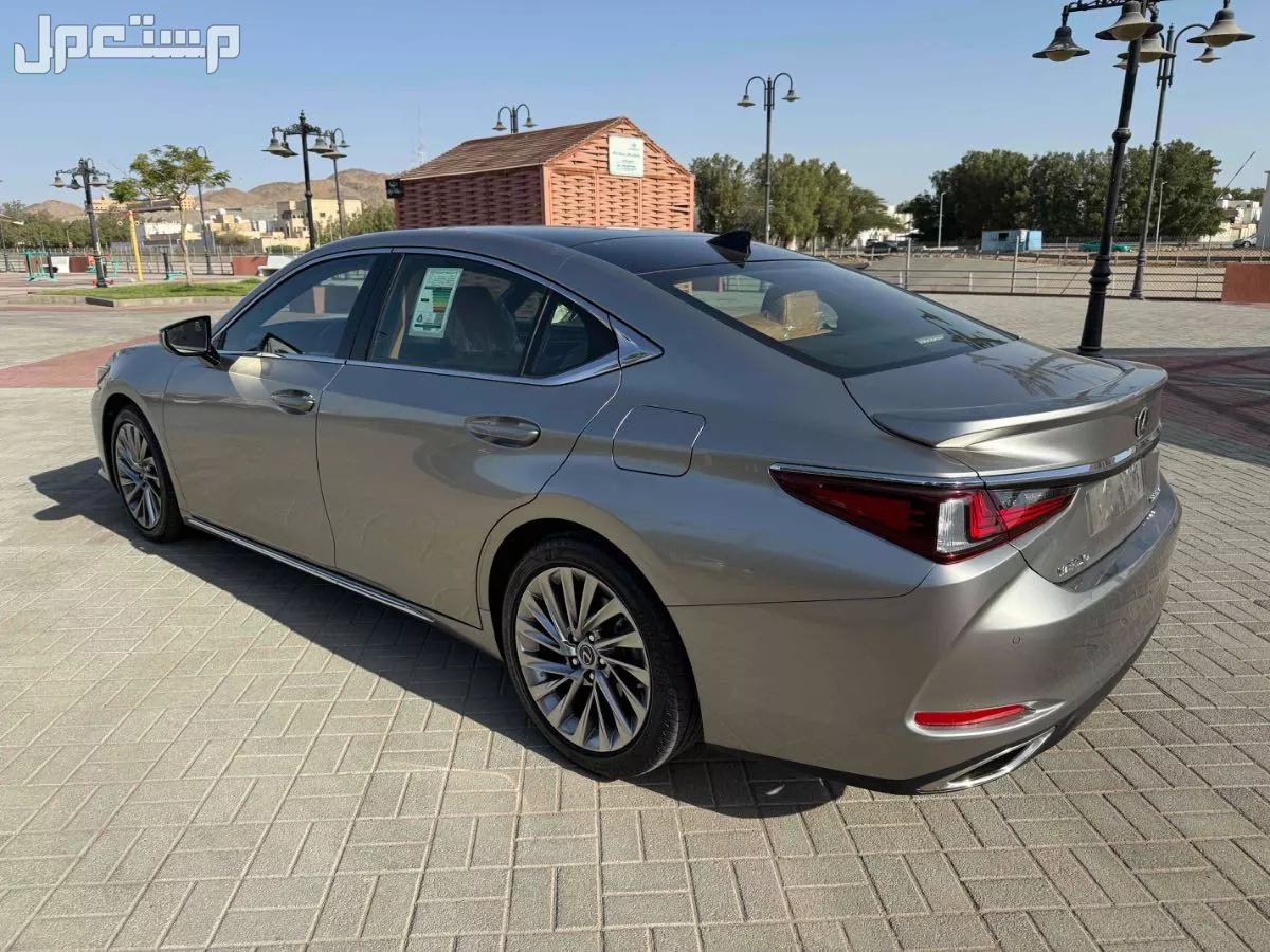 للبيع لكزس ES350 DD 2024 بجدة الفئة ذي نادره عند الوكيل