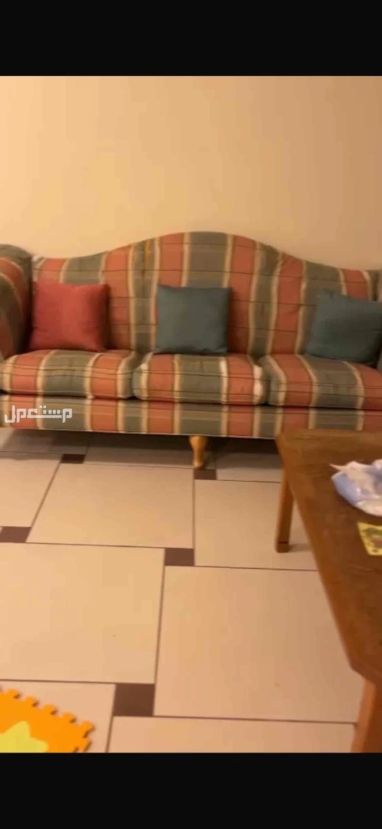 للبيع طقم كنب  يحتوي على ثلاثي و ثنائي و مفرد