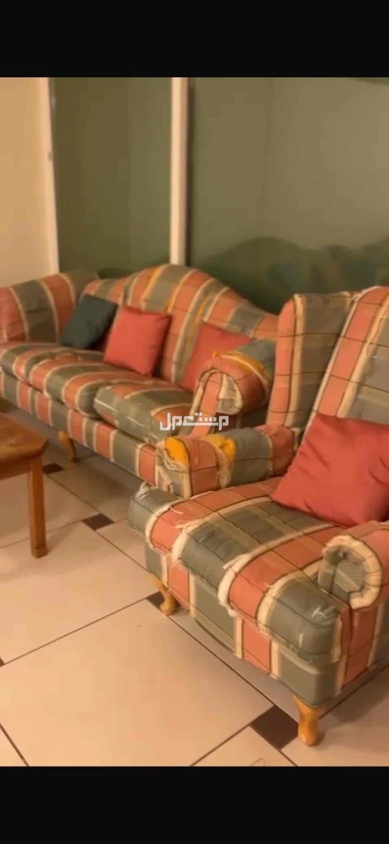 للبيع طقم كنب  يحتوي على ثلاثي و ثنائي و مفرد