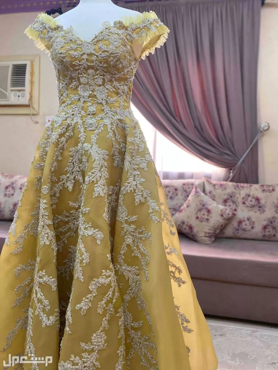 فستان فخم ملكه خطوبه سهره بكامل ملحقاته حتى الفاتوره معاه جده  بسعر ألفين