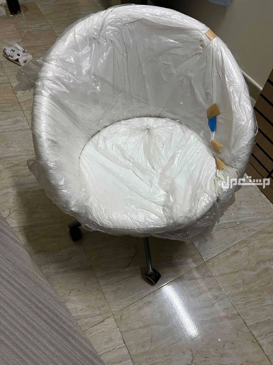 للبيع كرسي لون ابيض نظيف ب 180