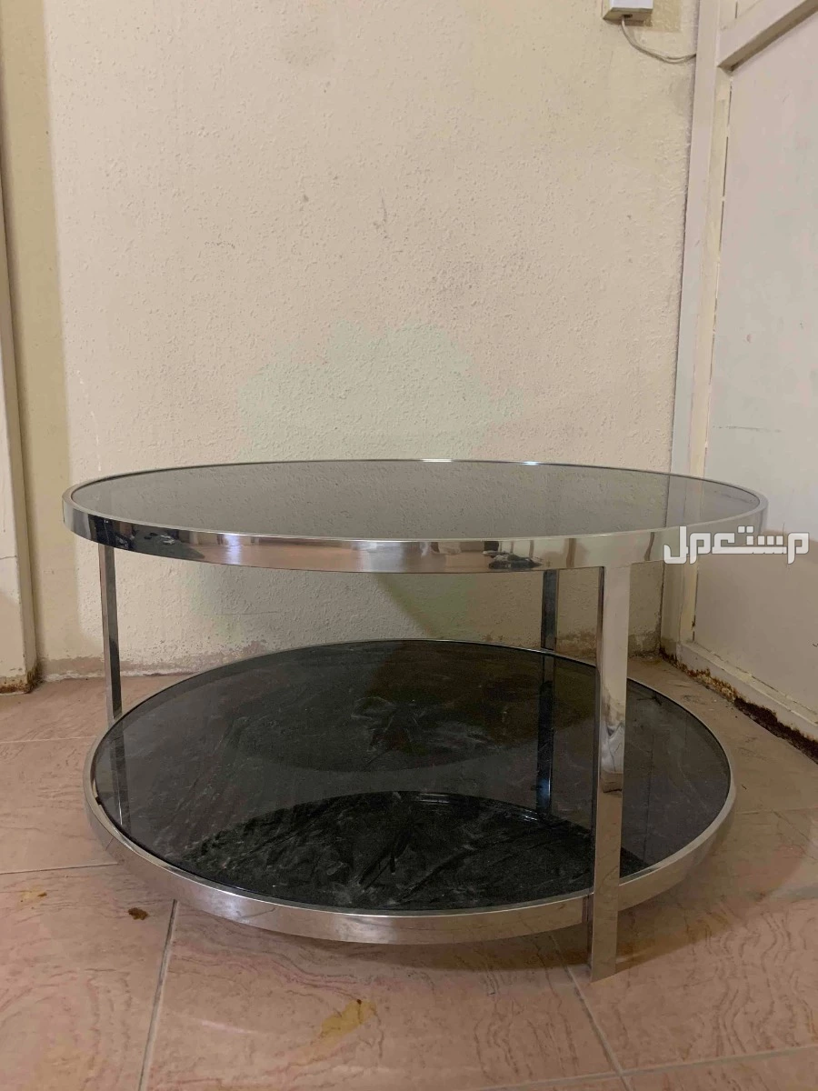 طاولة قزاز متين مستعملة للبيع ..