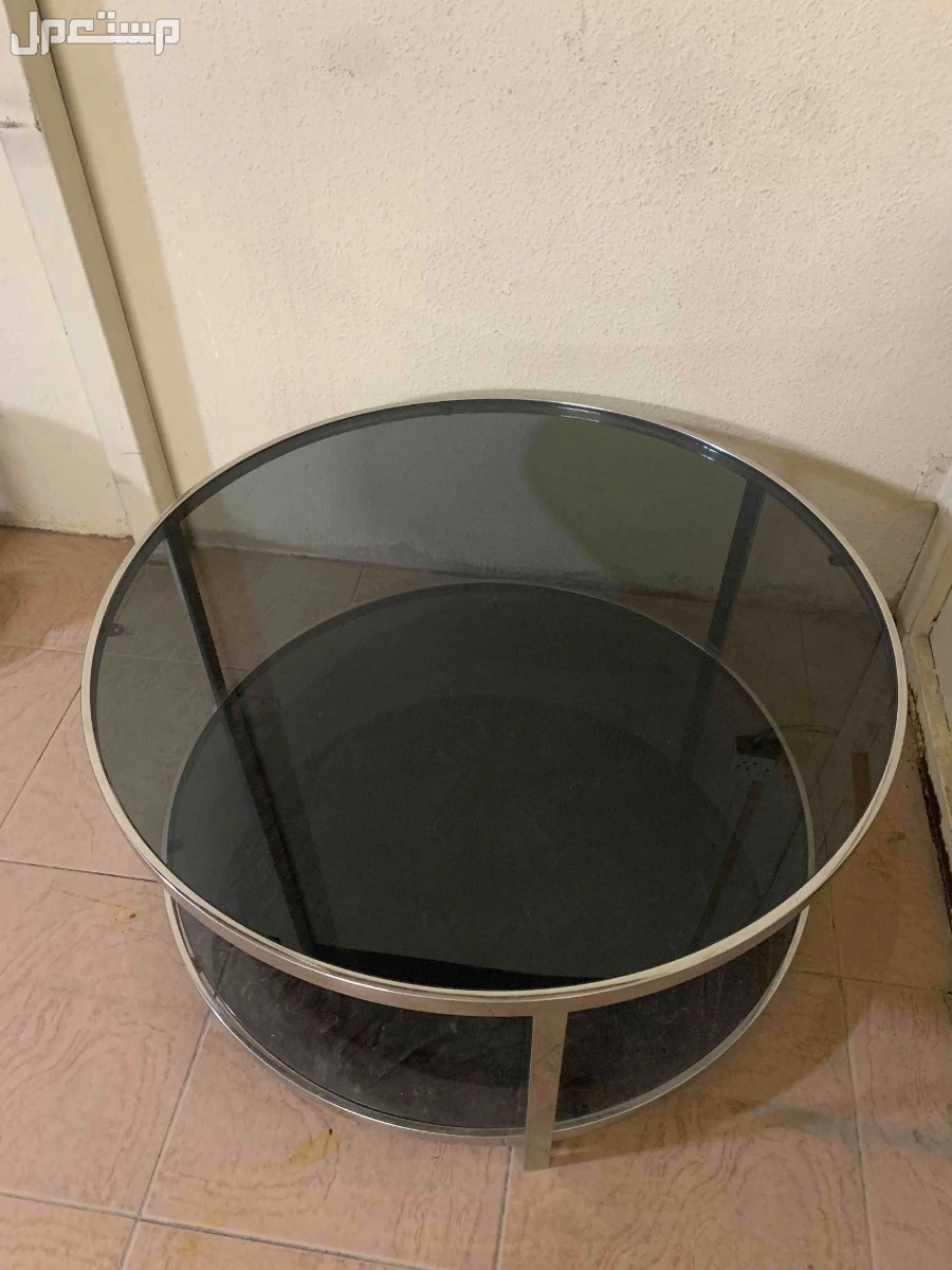 طاولة قزاز متين مستعملة للبيع ..