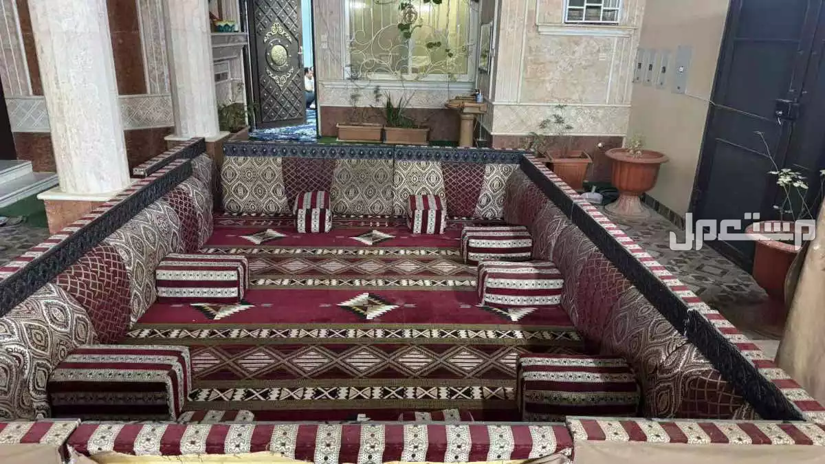 للبيع اثاث مشب مكون من جلسه كامله مع المراكي و السجاد