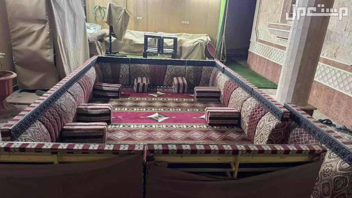 للبيع اثاث مشب مكون من جلسه كامله مع المراكي و السجاد