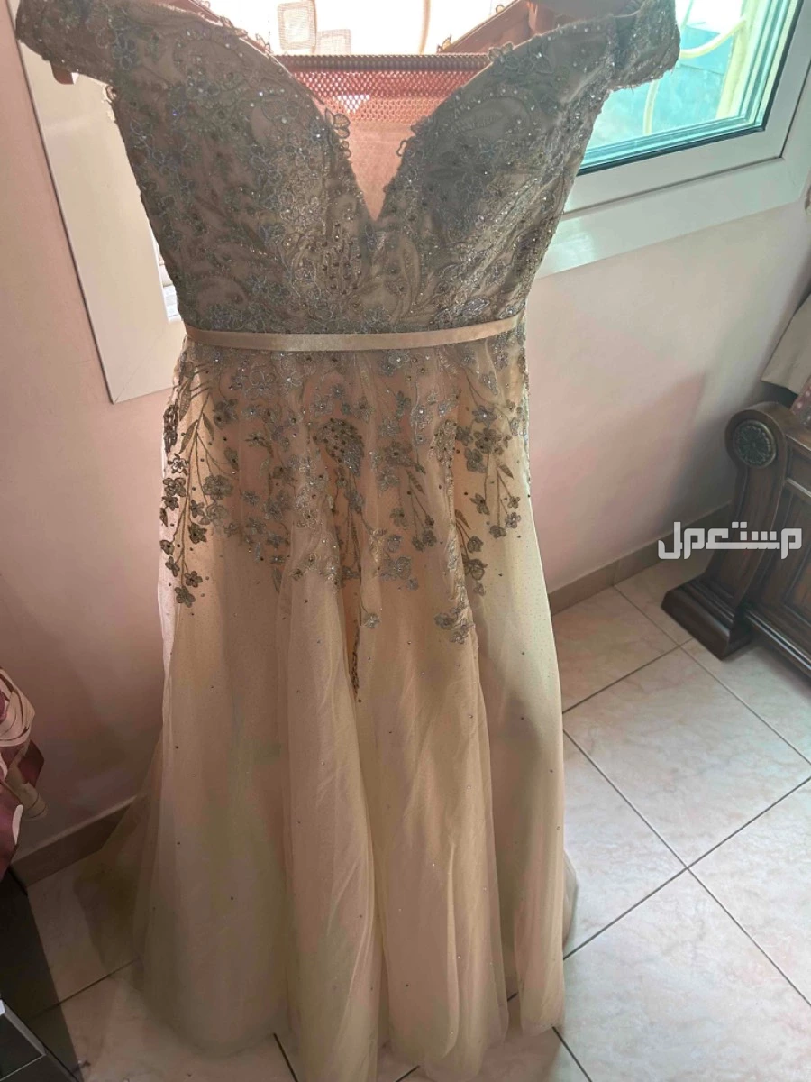 فستان سهرة فخم – جديد تمامًا ولم يُلبس – مقاس S