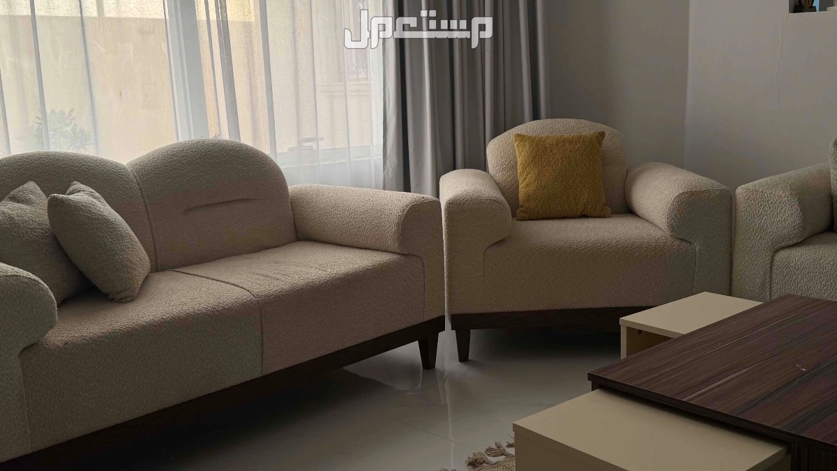 كنب بيج قماش بوكليه وطاوله خشب