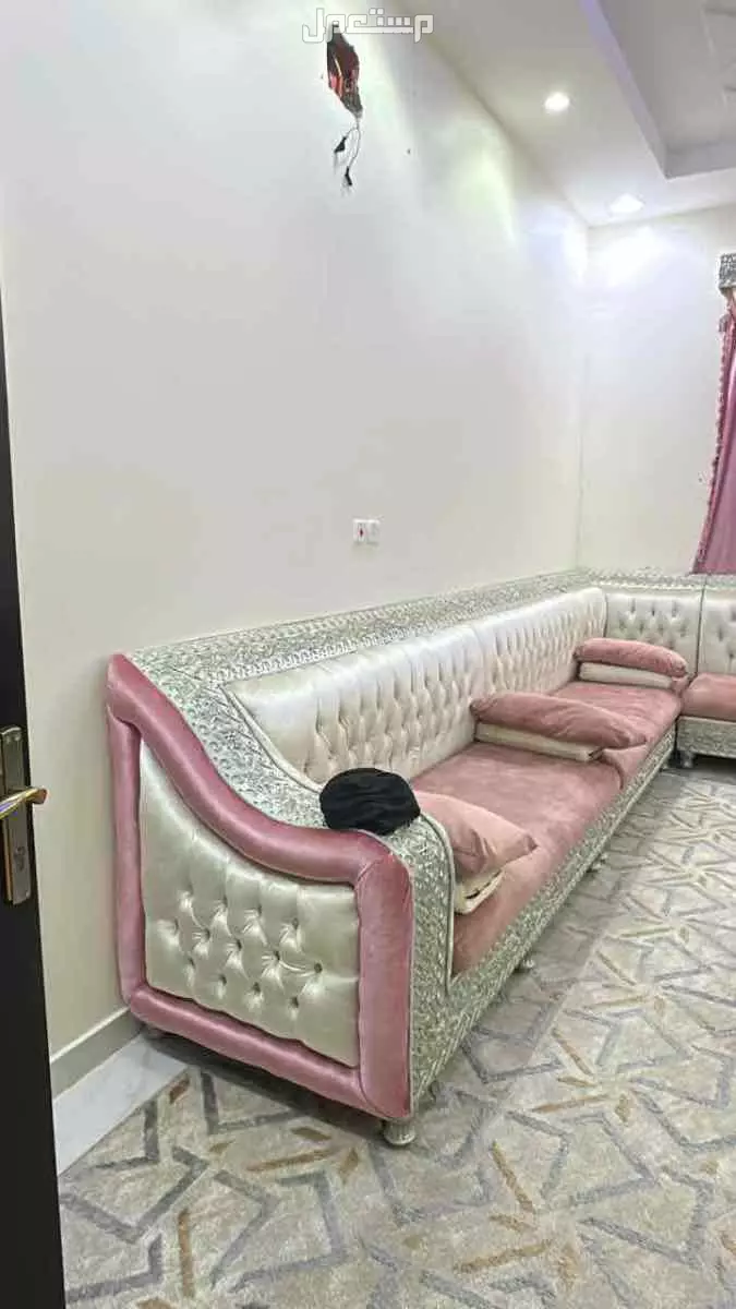 للبيع كنب مستعمل نظيف مستجل والبيع سمح