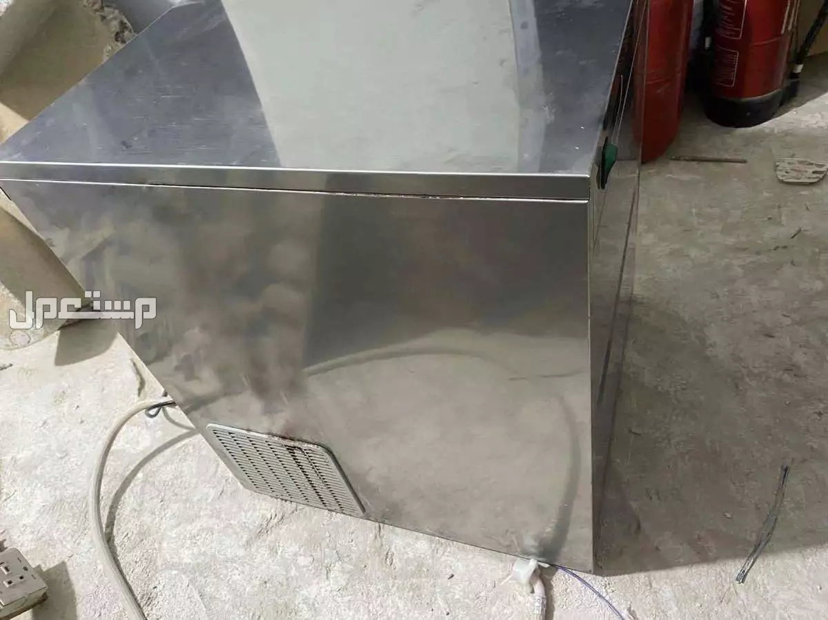 للبيع صانعه مكعبات ثلج  في عرعر بسعر 4 آلاف ريال سعودي