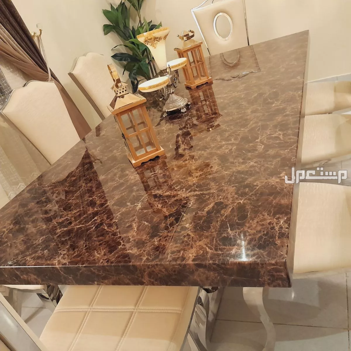 طاولة طعام جديدة صارلها سنة وشوي من معرض الصبان  في جدة بسعر 5 آلاف ريال سعودي