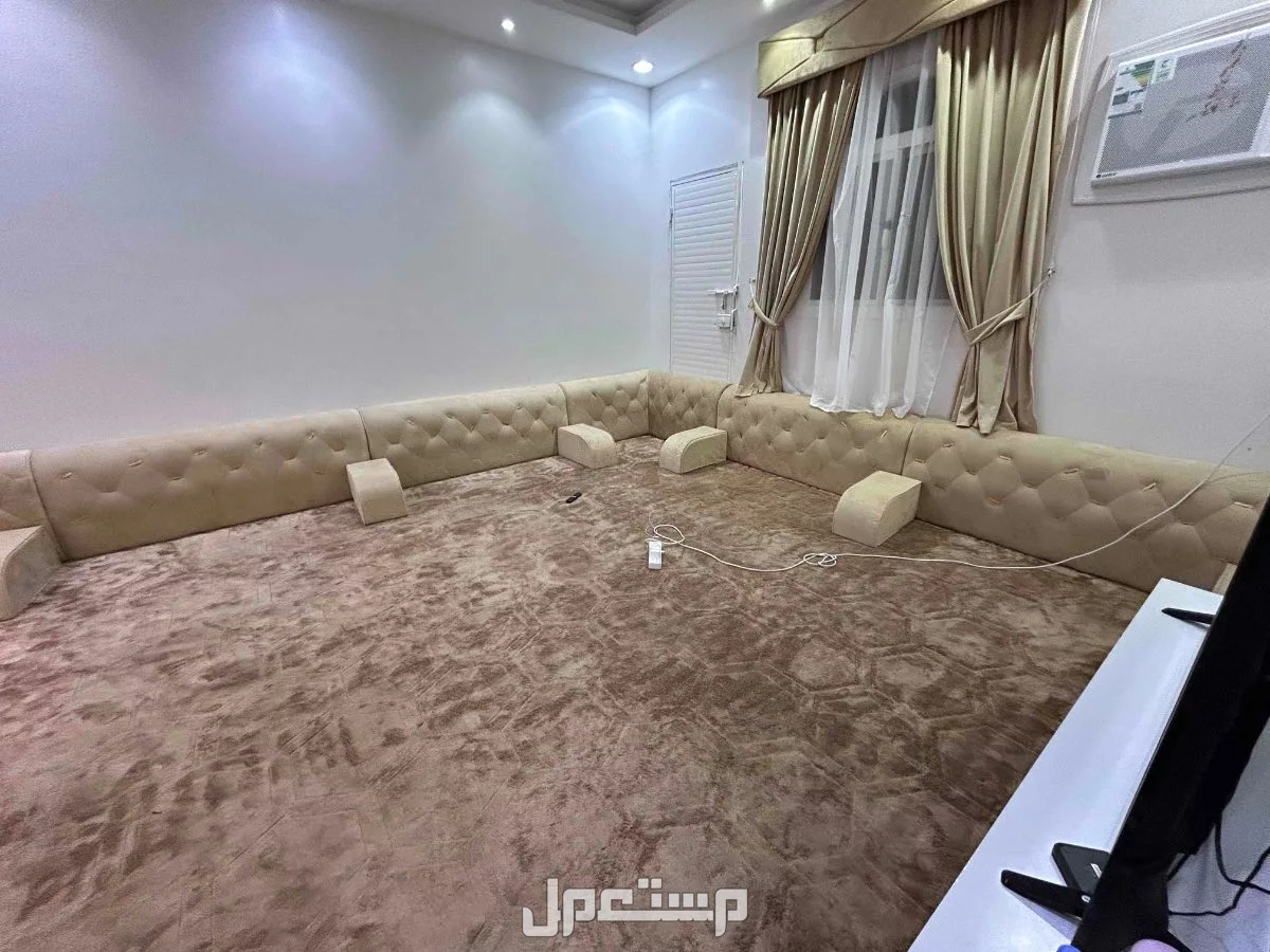 للبيع مجلس ارضي في جدة مع الفرشة