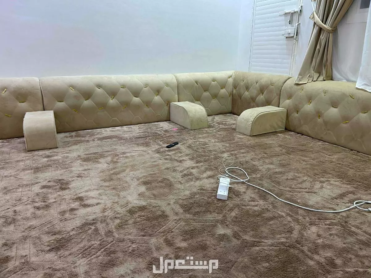 للبيع مجلس ارضي في جدة مع الفرشة