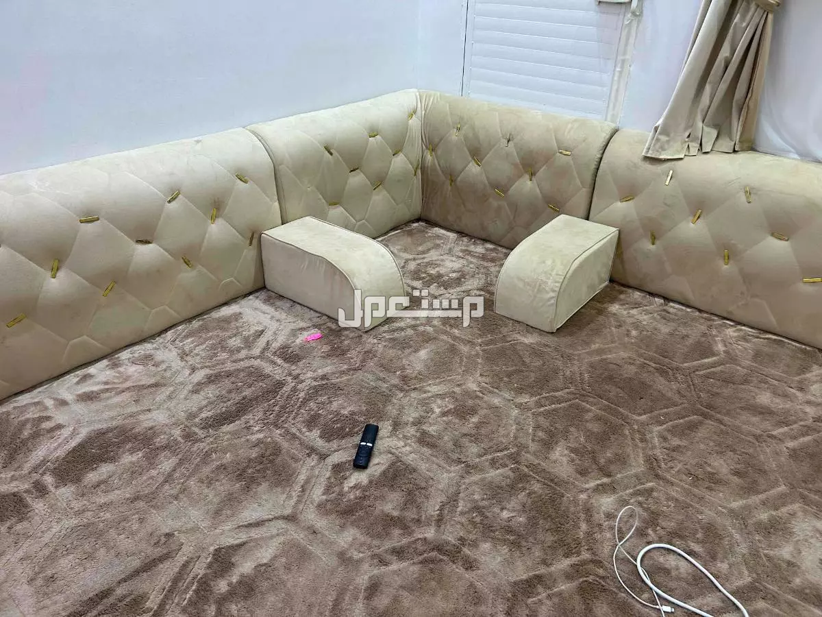للبيع مجلس ارضي في جدة مع الفرشة