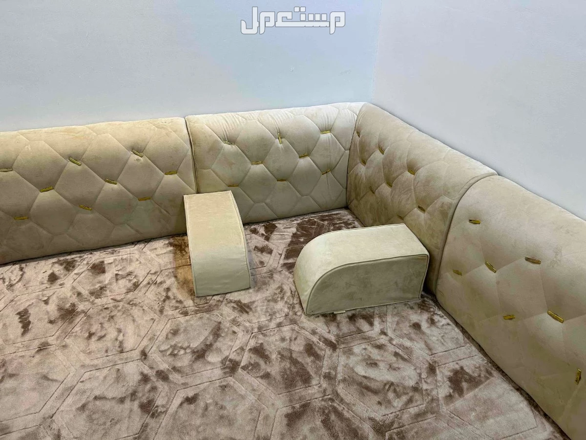 للبيع مجلس ارضي في جدة مع الفرشة