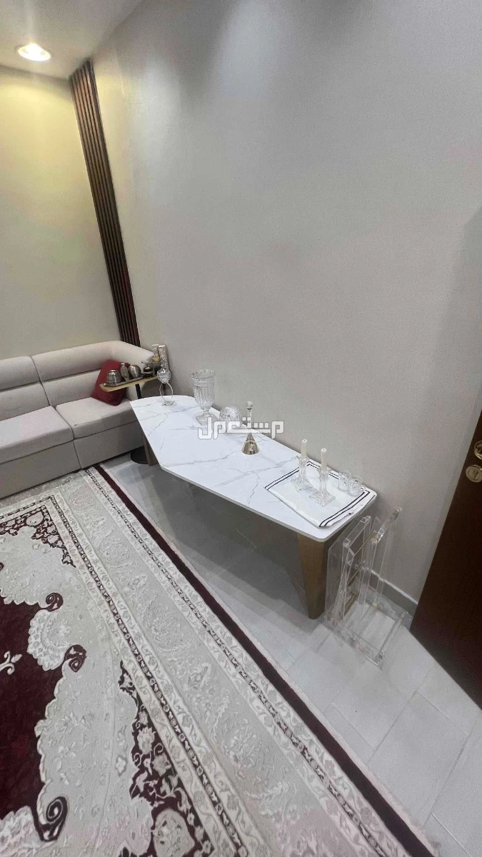 للبيع كنب وطاولة السعر على السوم