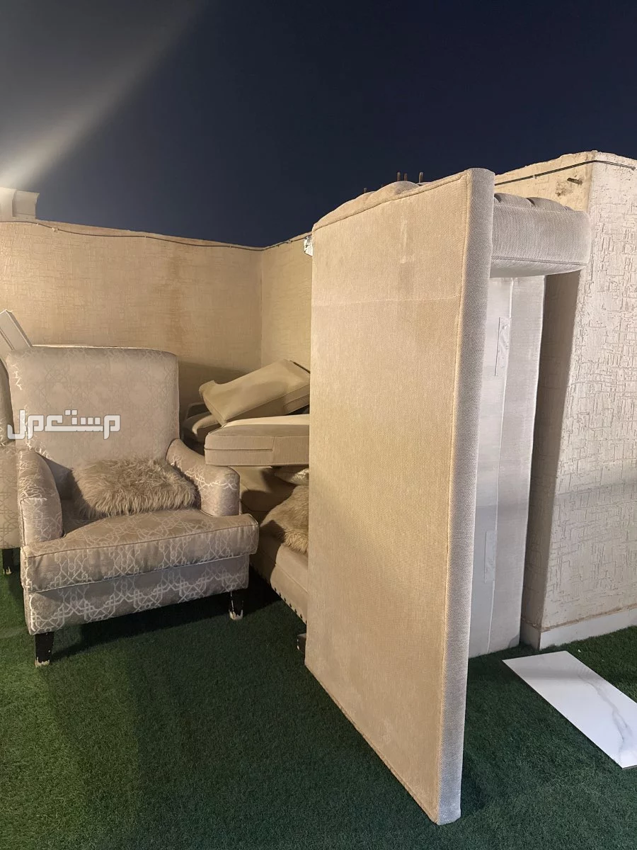 القادسية في الرياض مجاناً للمحتاج كنب صاله لونه بيج