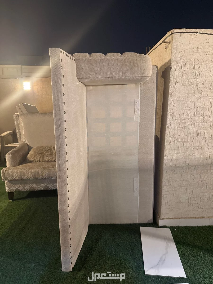 القادسية في الرياض مجاناً للمحتاج كنب صاله لونه بيج