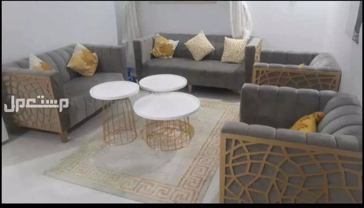 للبيع طقم كنب ( كنبتين و كرسين )مع الستاره و السجاده