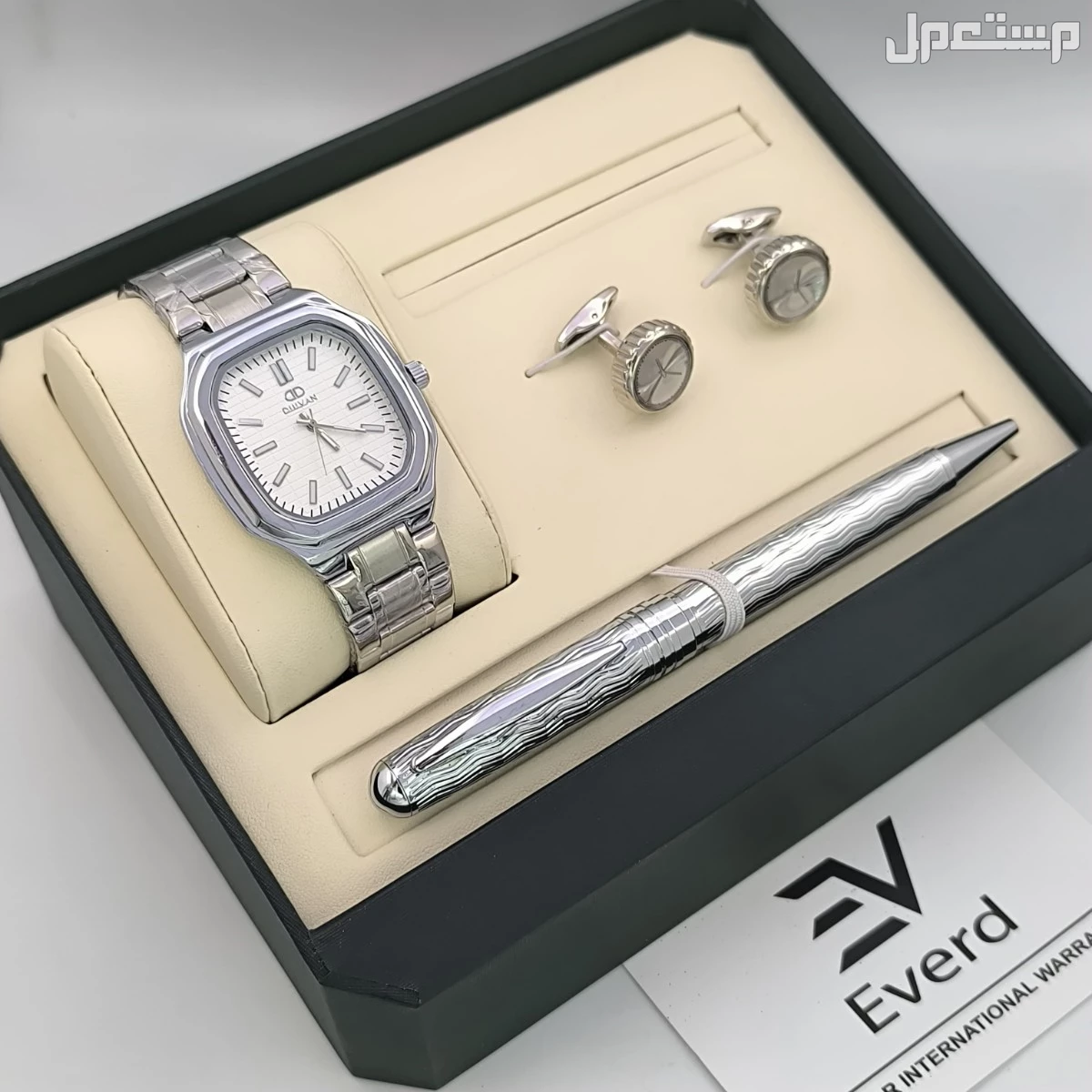 *جديدددددددنا*                          *اطقم رجالي* *ساعه رجالي استيل* *قلم*  *كبك* *علبه فخمه وكرت وكيس* *ضمان سنة لون موية مكينة بطارية* *السعر 90 ريال*150