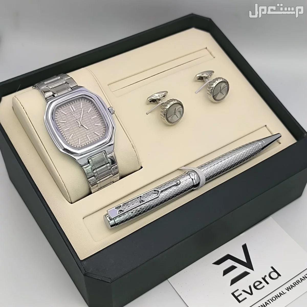 *جديدددددددنا*                          *اطقم رجالي* *ساعه رجالي استيل* *قلم*  *كبك* *علبه فخمه وكرت وكيس* *ضمان سنة لون موية مكينة بطارية* *السعر 90 ريال*150