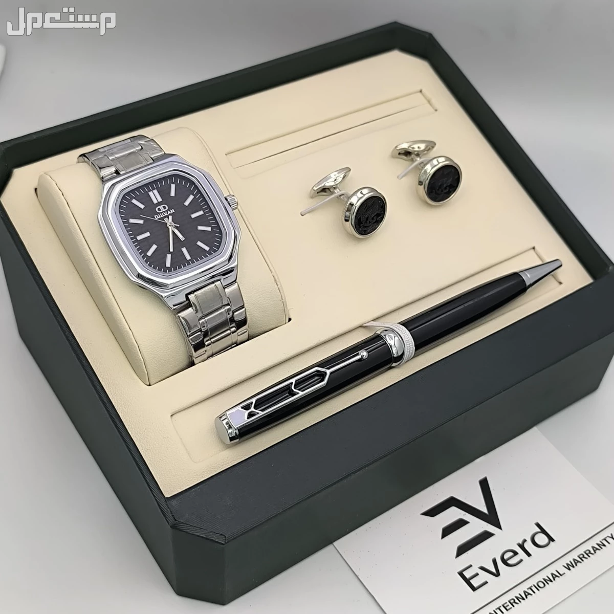 *جديدددددددنا*                          *اطقم رجالي* *ساعه رجالي استيل* *قلم*  *كبك* *علبه فخمه وكرت وكيس* *ضمان سنة لون موية مكينة بطارية* *السعر 90 ريال*150