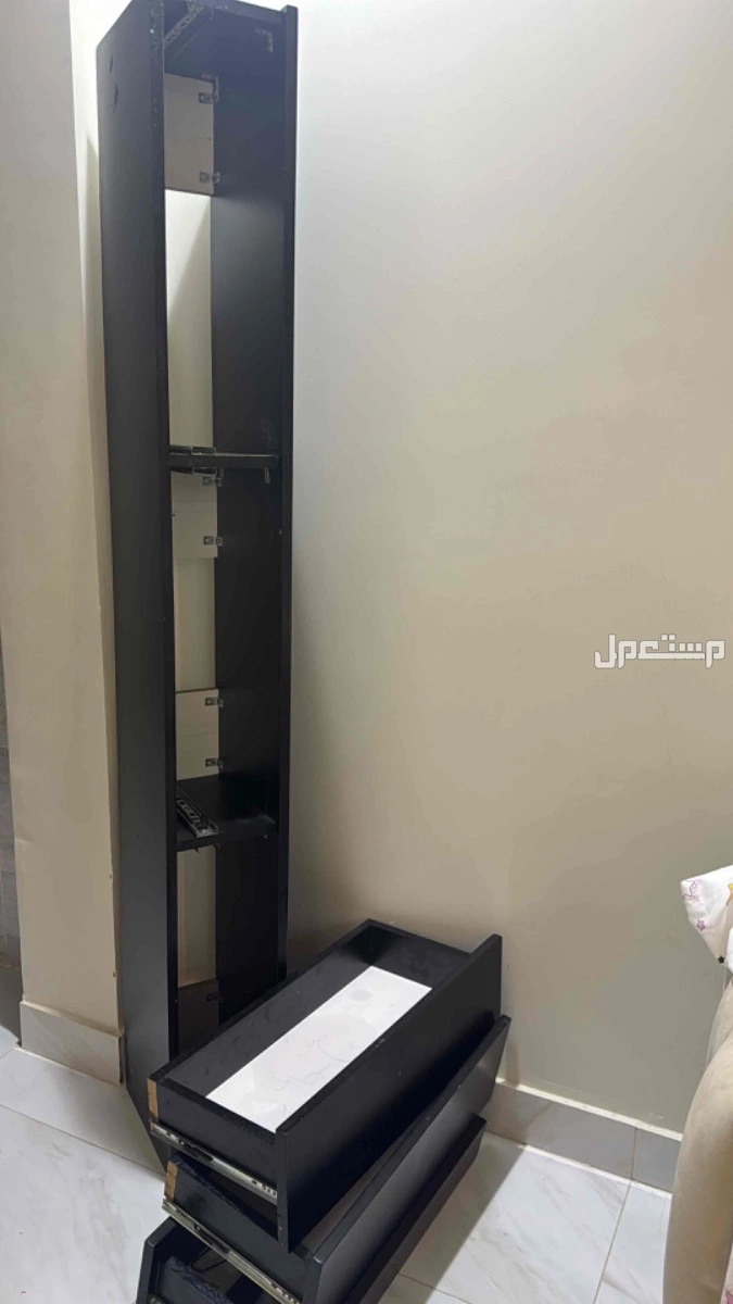 للبيع كنب رمادي 4 متر ومعه كنبه نفرين و سجاد رمادي قطعتين و كرسسيين موردة و طاولة طعام وكراسي ورمادية 5 4 مكسورة اعمدتها و طاولة تلفزيون اسود