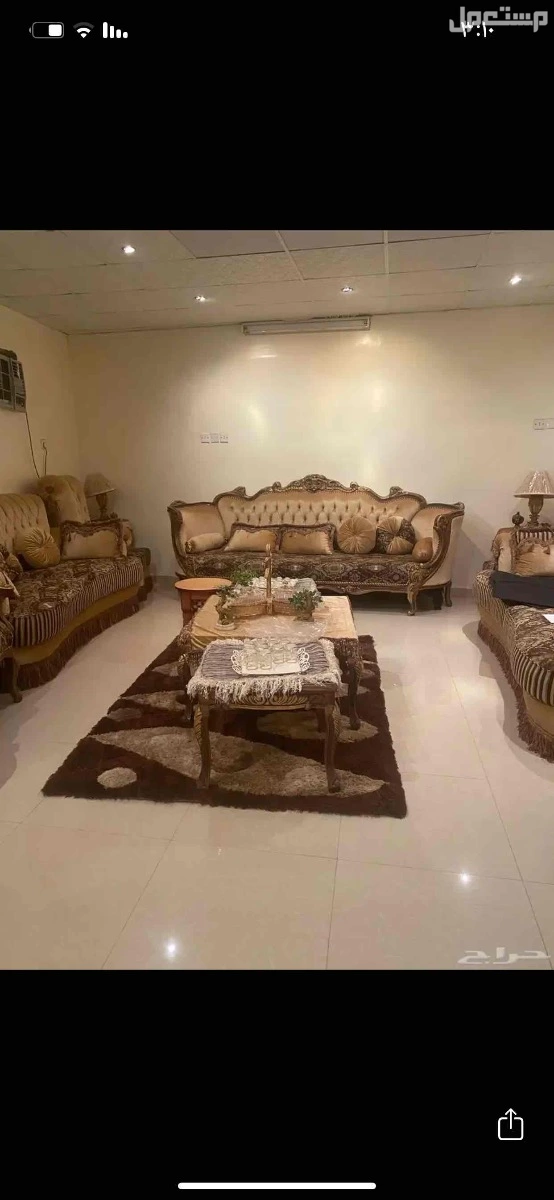 للبيع طقم كنب مميز وكبير جدًا، شكله فخم ومناسب للمجالس الواسعة. في صامطة بسعر 2500 ريال سعودي