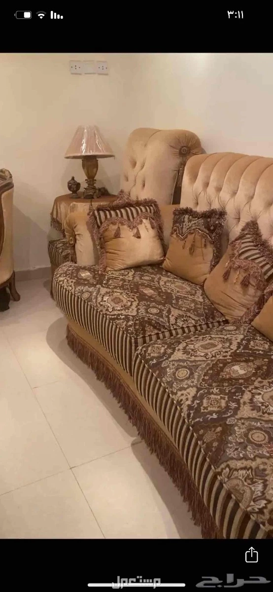 للبيع طقم كنب مميز وكبير جدًا، شكله فخم ومناسب للمجالس الواسعة. في صامطة بسعر 2500 ريال سعودي