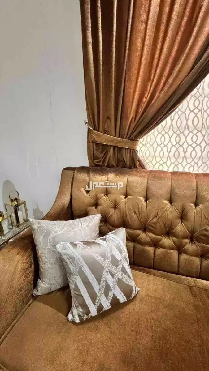 للبيع غرفة كاملة مكونة من كنب وفرشة وستارة وطاولات في الرياض بسعر 1500 ريال سعودي